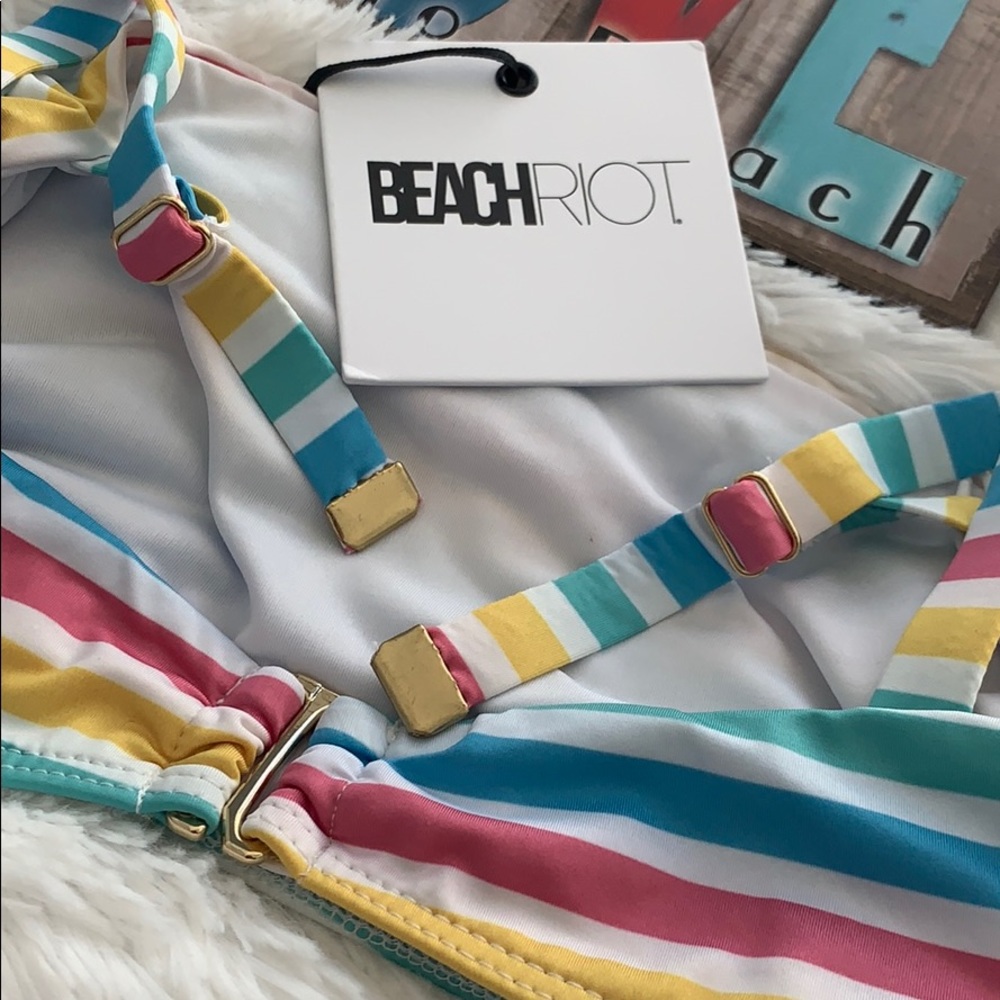 Beach Riot - Picture 3 of 8